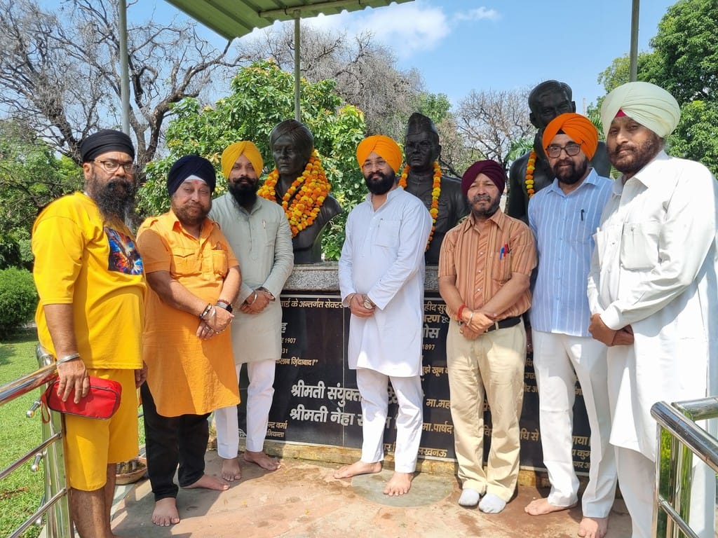 lucknow-bhagat-singh-jayanti-sikkhi-meri-pehchan-foundation-statue-malyarpan.jpg