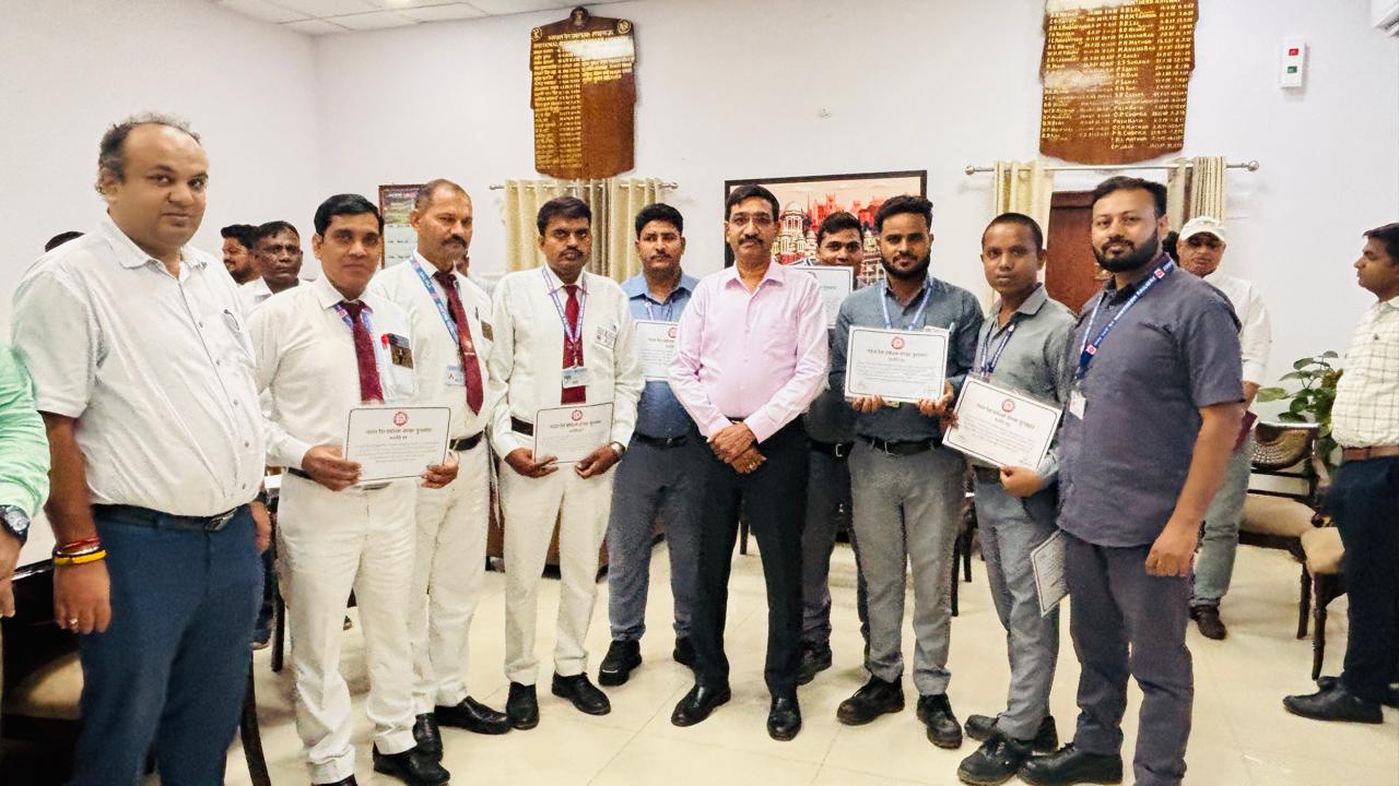 lucknow-drm-sunil-kumar-verma-sanraksha-puraskar-samman.jpg