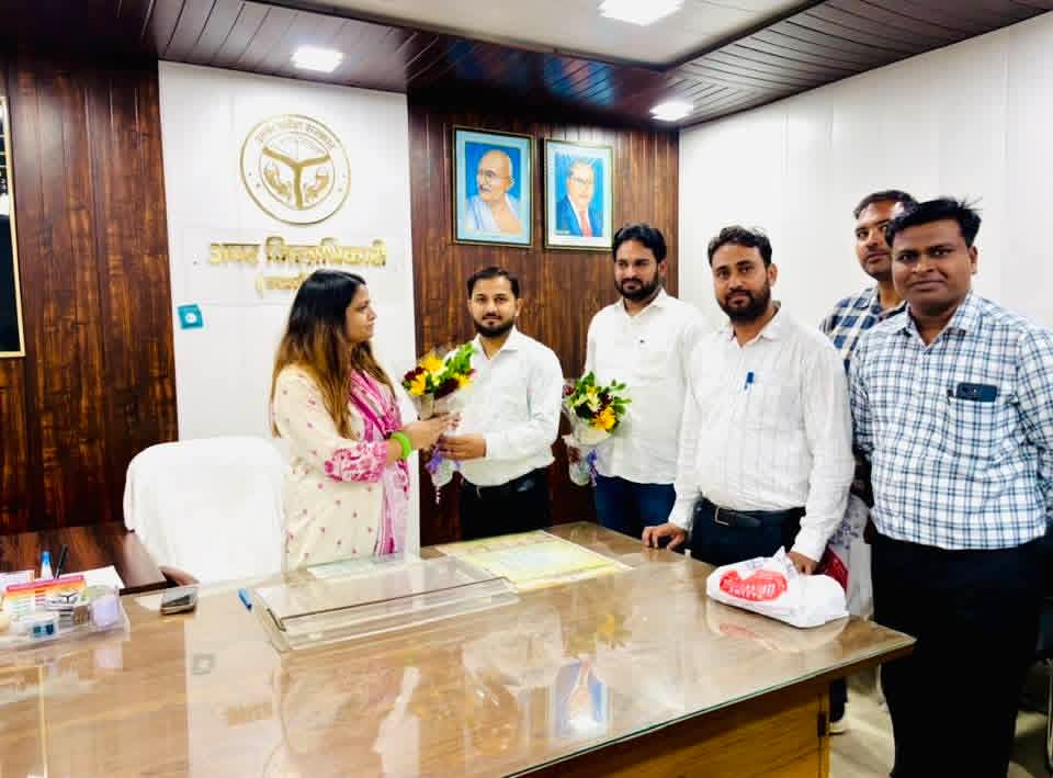 pilbhit-lekhpal-sangh-president-prashant-gangwar-adm-roshni-yadav.jpg