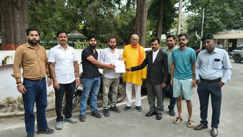 pilibhit-awadh-nagar-colony-residents-dm-alok-kumar-jarjar-sadak-gyapan.jpg