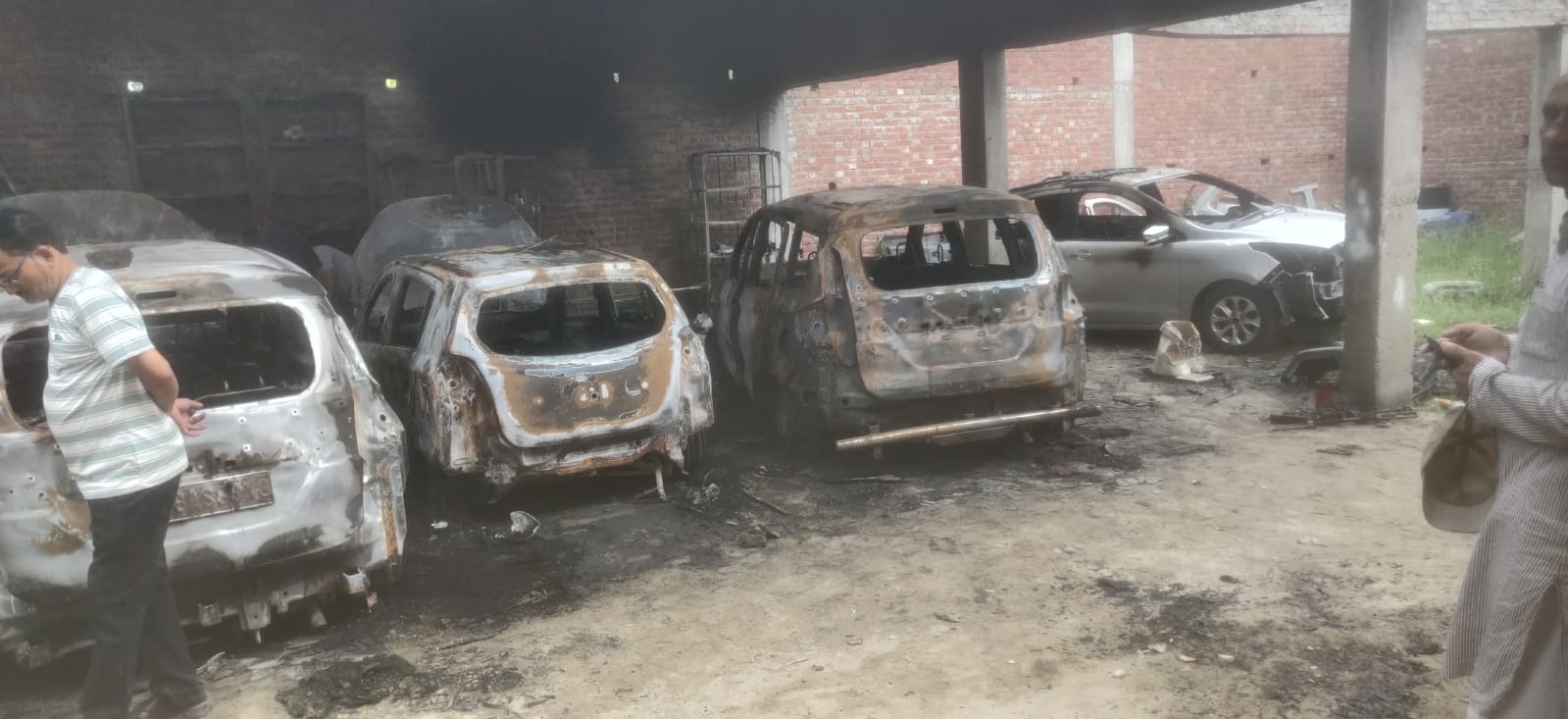 pilibhit-jahanabad-car-garage-fire-short-circuit.jpg