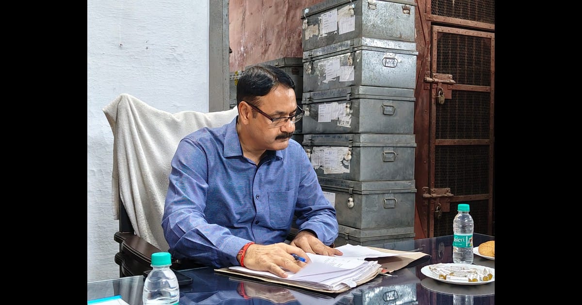 pilibhit-new-dm-alok-kumar-charge-collectorate.jpg