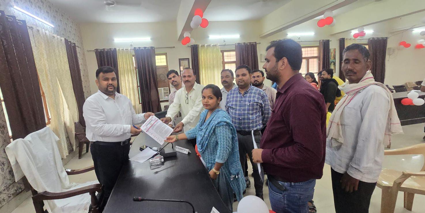 pilibhit-purenpur-lekhpal-sangh-memorandum-sdm-office.jpg