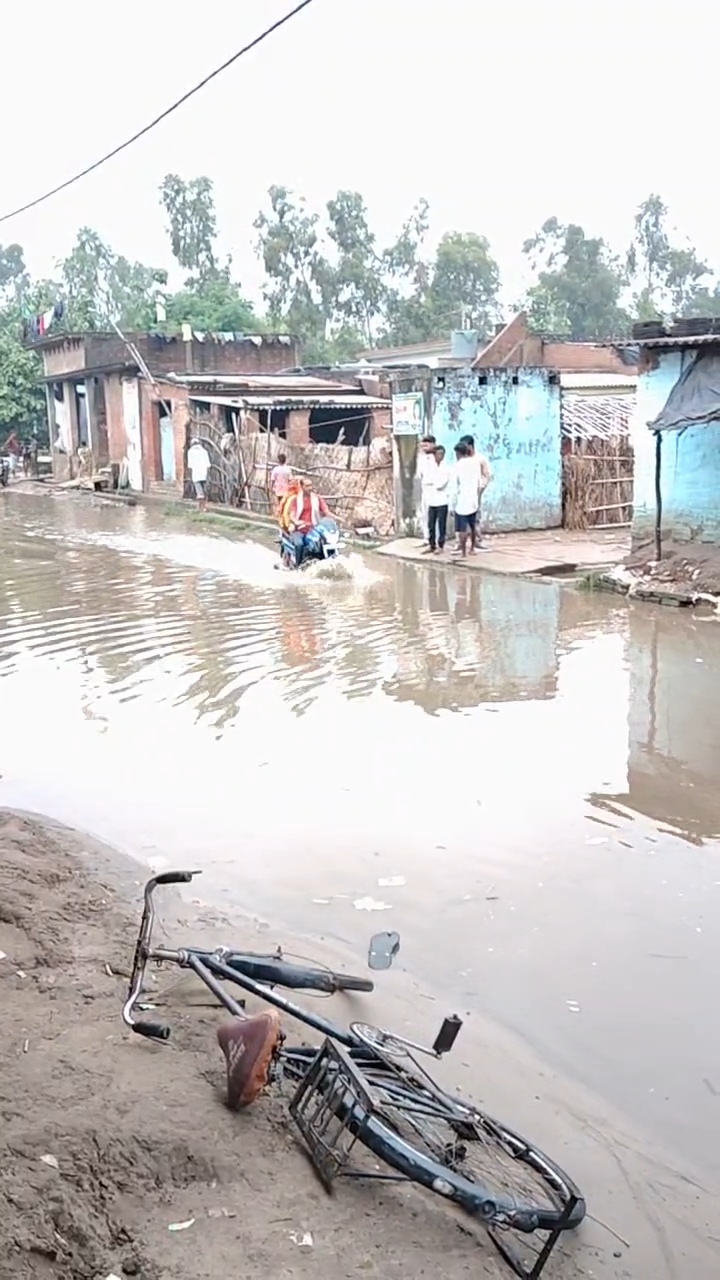 pilibhit-tanda-gulabrai-waterlogged-road-protest.jpg