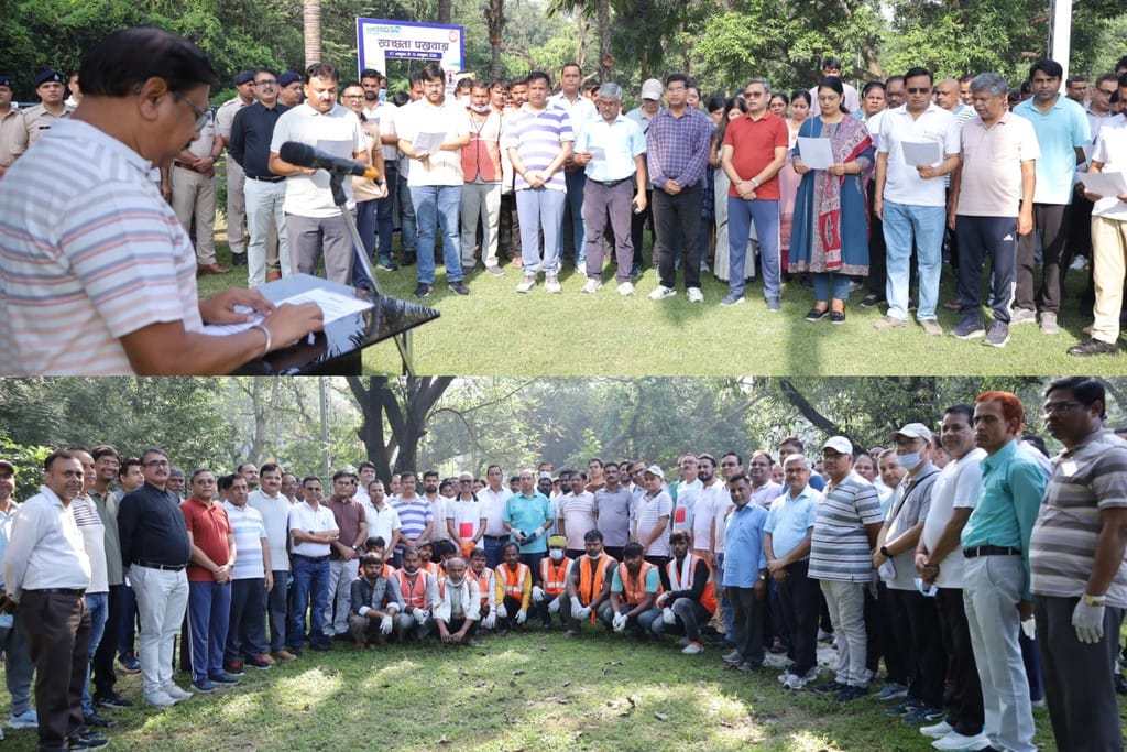 rdso-lucknow-swachhta-shapath-mahanideshak-prabhas-dansana.jpg