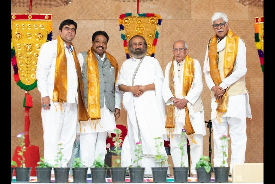 sri-sri-ravi-shankar-lucknow-delegation-meeting-bangalore-ashram.jpg